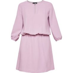 Emporio Armani Sukienka letnia anemone. Fioletowe sukienki damskie marki Emporio Armani, na lato, bez wzorów, z elastanu, bez kołnierzyka, bez rękawów. W wyprzedaży za 464,50 zł.