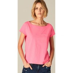 Koszulka z dekoltem typu łódka - Różowy. Czerwone t-shirty damskie Mohito, s, z dekoltem w łódkę. Za 29,99 zł.
