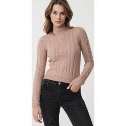 Beżowy Golf Lenaghan. Brązowe swetry damskie Born2be, s, bez wzorów, z dzianiny, eleganckie, bez rękawów, bez kaptura. Za 109,99 zł.