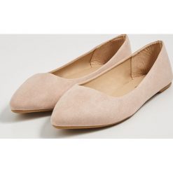 Baleriny z czubkiem w szpic - Różowy. Różowe baleriny damskie Sinsay, bez wzorów, bez obcasa. Za 19,99 zł.