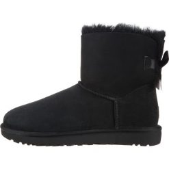 UGG Mini Bailey Bow II Śniegowce Czarny. Czarne śniegowce damskie Ugg, na zimę, ze skóry. Za 891,95 zł.