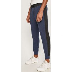 Calvin Klein - Spodnie. Niebieskie spodnie męskie Calvin Klein, na co dzień, s, z aplikacjami, z bawełny. Za 539,90 zł.