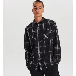 Koszula w kratę o kroju comfort - Czarny. Czarne koszule męskie Cropp, s, bez wzorów, bez kołnierzyka, bez rękawów. Za 89,99 zł.