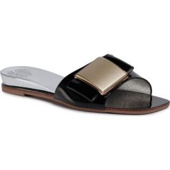 Klapki BETSY - 907728/01-02E Black. Czarne klapki damskie Betsy, bez wzorów, ze skóry ekologicznej, bez obcasa. W wyprzedaży za 129,00 zł.