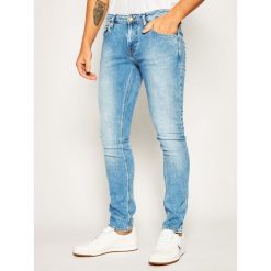Jeansy Skinny Fit Guess Chris M02A27 D3Y93. Niebieskie jeansy męskie Guess, m, z aplikacjami, z elastanu. W wyprzedaży za 329,00 zł.