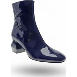 GRANATOWE BOTKI EMPORIO ARMANI. Niebieskie botki damskie Emporio Armani, bez obcasa, bez zapięcia. Za 959,50 zł.