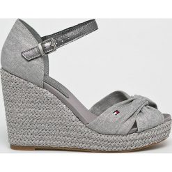 Tommy Hilfiger - Sandały. Szare koturny damskie TOMMY HILFIGER, bez obcasa, na obcasie, na klamry. W wyprzedaży za 299,90 zł.