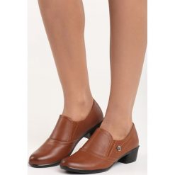 Brązowe Półbuty Locked In. Brązowe półbuty damskie skórzane marki Born2be, na niskim obcasie. Za 59,99 zł.