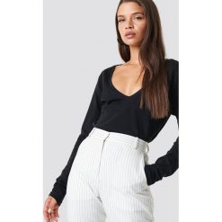 NA-KD Basic Top z dekoltem V - Black. Czarne topy damskie marki NA-KD Basic, bez wzorów, z bawełny, bez kołnierzyka. Za 72,95 zł.