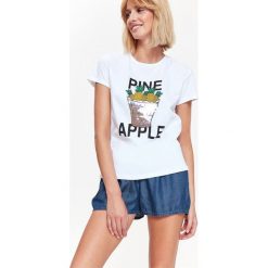 T-SHIRT Z CEKINAMI, Z NADRUKIEM W ANANASY. Białe t-shirty damskie Top Secret, z nadrukiem, z bawełny, z okrągłym kołnierzem. W wyprzedaży za 49,99 zł.