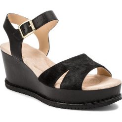 Sandały CLARKS - Akilah Eden 261341034 Black Leather. Czarne klapki damskie Clarks, bez wzorów, ze skóry, bez obcasa, na obcasie. W wyprzedaży za 259,00 zł.