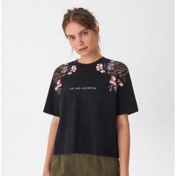 T-shirt z napisem - Czarny. Czarne t-shirty damskie House, s, z napisami, bez kołnierzyka. Za 39,99 zł.