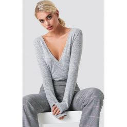NA-KD Sweter z dekoltem V - Grey. Szare swetry klasyczne damskie marki NA-KD, z dzianiny, dekolt w kształcie v. Za 100,95 zł.