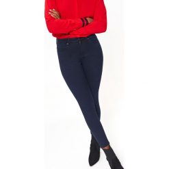 Jeansowe spodnie slim. Spodnie damskie Top Secret, l, z jeansu. W wyprzedaży za 39,99 zł.
