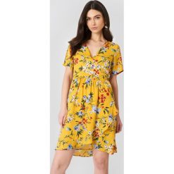 Rut&Circle Kopertowa sukienka Eleonor - Multicolor,Yellow. Żółte sukienki z falbanami Rut&Circle, z kopertowym dekoltem, kopertowe. W wyprzedaży za 101,48 zł.
