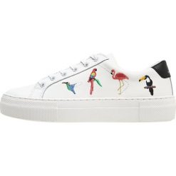 MOA Master of Arts TROPICAL Sneakersy niskie victoria white. Białe trampki i tenisówki damskie marki MOA - Master of Arts, ze skóry. W wyprzedaży za 623,20 zł.