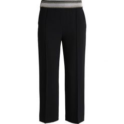 Mos Mosh LOEY PANT Spodnie materiałowe black. Czarne spodnie damskie marki Mos Mosh, bez wzorów, z poliesteru. Za 519,00 zł.