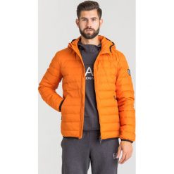 KURTKA EA7 EMPORIO ARMANI. Pomarańczowe płaszcze męskie EA7 Emporio Armani, xl, z aplikacjami, z puchu, bez kaptura. Za 797,40 zł.