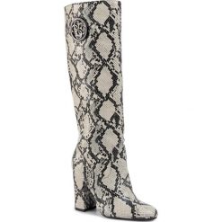 Kozaki GUESS - Lemmie2 FL8LE2 PEL11 BLKWH. Brązowe kozaki damskie Guess, ze skóry ekologicznej, bez obcasa, bez zapięcia. Za 969,00 zł.