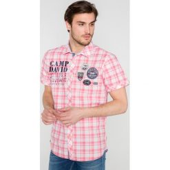 Camp David Koszula Różowy. Różowe koszule męskie Camp David, m, w kratkę, z bawełny, bez kołnierzyka, z krótkim rękawem. Za 361,95 zł.