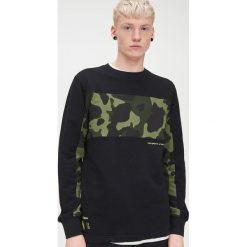 Bluza moro - Czarny. Czarne bluzy męskie Cropp, s, moro, bez kołnierzyka, z długim rękawem, długie, bez kaptura. Za 69,99 zł.