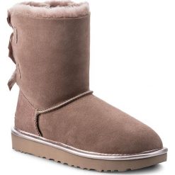 Buty UGG - W Bailey Bow II Metallic 1019034 W/Dus. Różowe kozaki damskie Ugg, na zimę, ze skóry, bez zapięcia. Za 1029,00 zł.