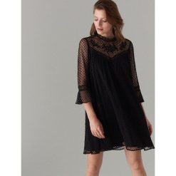 Sukienka z tkaniny plumeti - Czarny. Czarne sukienki damskie Mohito, bez wzorów, z tkaniny, bez kołnierzyka, bez rękawów. Za 159,99 zł.