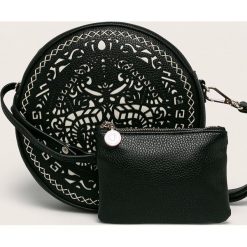 Desigual - Torebka. Czarne listonoszki damskie Desigual, w paski, z bawełny, na ramię, duże, z aplikacjami. W wyprzedaży za 199,90 zł.