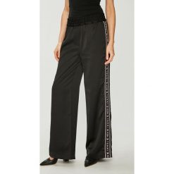 Tommy Hilfiger - Spodnie. Czarne spodnie damskie TOMMY HILFIGER, bez wzorów, z elastanu, casualowe. W wyprzedaży za 359,90 zł.
