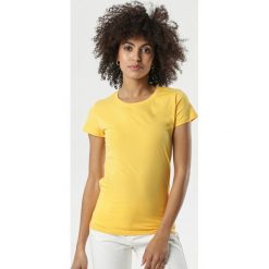 Żółty T-shirt Velma. Żółte bluzki damskie Born2be, s, bez wzorów, bez kołnierzyka, bez rękawów. W wyprzedaży za 34,99 zł.