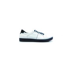 Biało-granatowe obuwie sportowe T114. Białe buty sportowe męskie Modini Moda Męska, ze skóry, bez zapięcia. Za 225,00 zł.