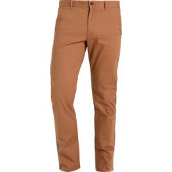 Chinosy męskie: Farah ELM Chinosy camel