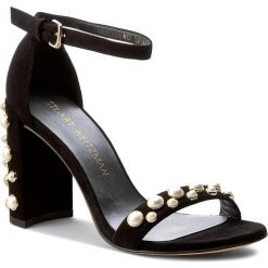 Sandały STUART WEITZMAN - Morepearls Black Suede. Czarne klapki damskie marki Stuart Weitzman, bez wzorów, z zamszu, bez obcasa, na obcasie. W wyprzedaży za 1219,00 zł.