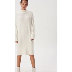 Sukienka sweter z golfem - Kremowy. Białe golfy damskie Sinsay, s, bez wzorów, bez rękawów. Za 79,99 zł.