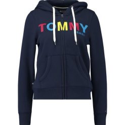Tommy Jeans BASIC ZIPTHRU Bluza rozpinana navy blazer. Niebieskie kardigany damskie Tommy Jeans, xs, z bawełny. Za 449,00 zł.