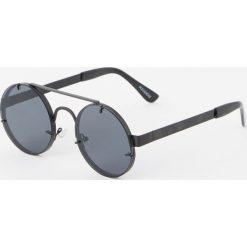 Okrągłe okulary przeciwsłoneczne z metalowym mostkiem. Czarne okulary przeciwsłoneczne damskie Pull&Bear, okrągłe. Za 49,90 zł.