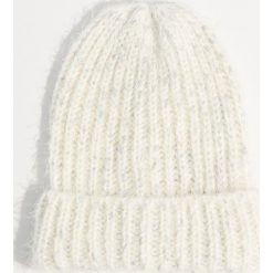 Czapka beanie z lureksu - Kremowy. Białe czapki damskie Mohito, bez wzorów. W wyprzedaży za 9,99 zł.