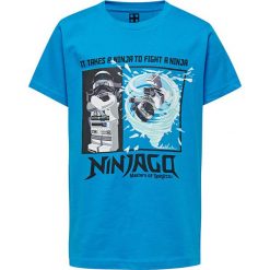 Koszulka "CM-50104" w kolorze niebieskim. Niebieskie t-shirty chłopięce LEGO Wear, z nadrukiem, z bawełny, bez rękawów. W wyprzedaży za 29,95 zł.