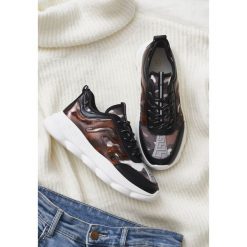 Brązowe Sneakersy Lie On The Beach. Pomarańczowe sneakersy damskie Renee. Za 99,99 zł.