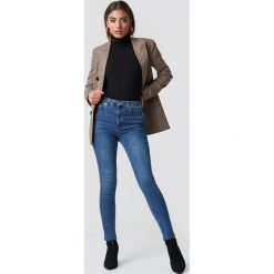 Spodnie damskie: NA-KD Jeansy Skinny High Waist Raw Hem - Blue