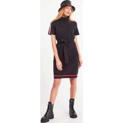SUKIENKA AMBER Sportalm. Żółte sukienki damskie Sportalm, bez wzorów, eleganckie, bez kołnierzyka, bez rękawów. Za 1239,00 zł.