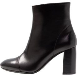 Unisa ORTURAS Botki black. Czarne botki damskie na zamek Unisa, z materiału, klasyczne. Za 589,00 zł.