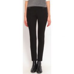 LEGGINSY DAMSKIE. Czarne legginsy damskie Top Secret, bez wzorów, z dzianiny. W wyprzedaży za 34,99 zł.