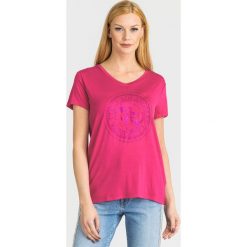 T-SHIRT GLTTER STAMP Guess. Różowe t-shirty damskie Guess, s, z nadrukiem, z elastanu, z okrągłym kołnierzem. Za 99,50 zł.