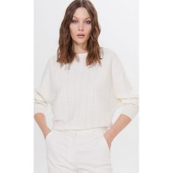 Sweter z prostym dekoltem - Kremowy. Białe swetry damskie Mohito, s, bez wzorów, bez rękawów, bez kaptura. Za 119,99 zł.