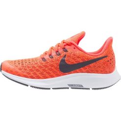 Nike Performance AIR ZOOM PEGASUS 35 Obuwie do biegania treningowe bright crimson/gridiron/gym red. Szare buty sportowe chłopięce marki Nike Performance, z materiału. Za 359,00 zł.