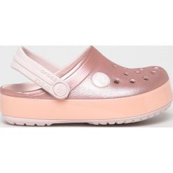 Crocs - Klapki dziecięce. Różowe sandały dziewczęce Crocs, z materiału, z okrągłym noskiem, bez zapięcia. W wyprzedaży za 129,90 zł.