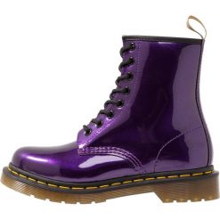 Dr. Martens 1460 VEGAN CHROME PASCAL Botki sznurowane dark purple chrome metallic. Fioletowe botki damskie skórzane marki Dr. Martens, na sznurówki. Za 629,00 zł.