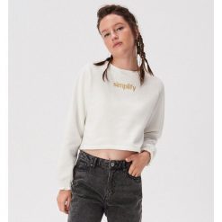 Krótka bluza z haftowanym napisem - Kremowy. Białe bluzy damskie Sinsay, xl, z haftami, z krótkim rękawem, krótkie, bez kaptura. W wyprzedaży za 24,99 zł.