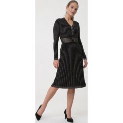 Czarno-Złota Sukienka Bellara. Czarne sukienki damskie Born2be, s, bez wzorów, eleganckie, z klasycznym kołnierzykiem, bez rękawów, długie, midi, rozkloszowane. Za 169,99 zł.